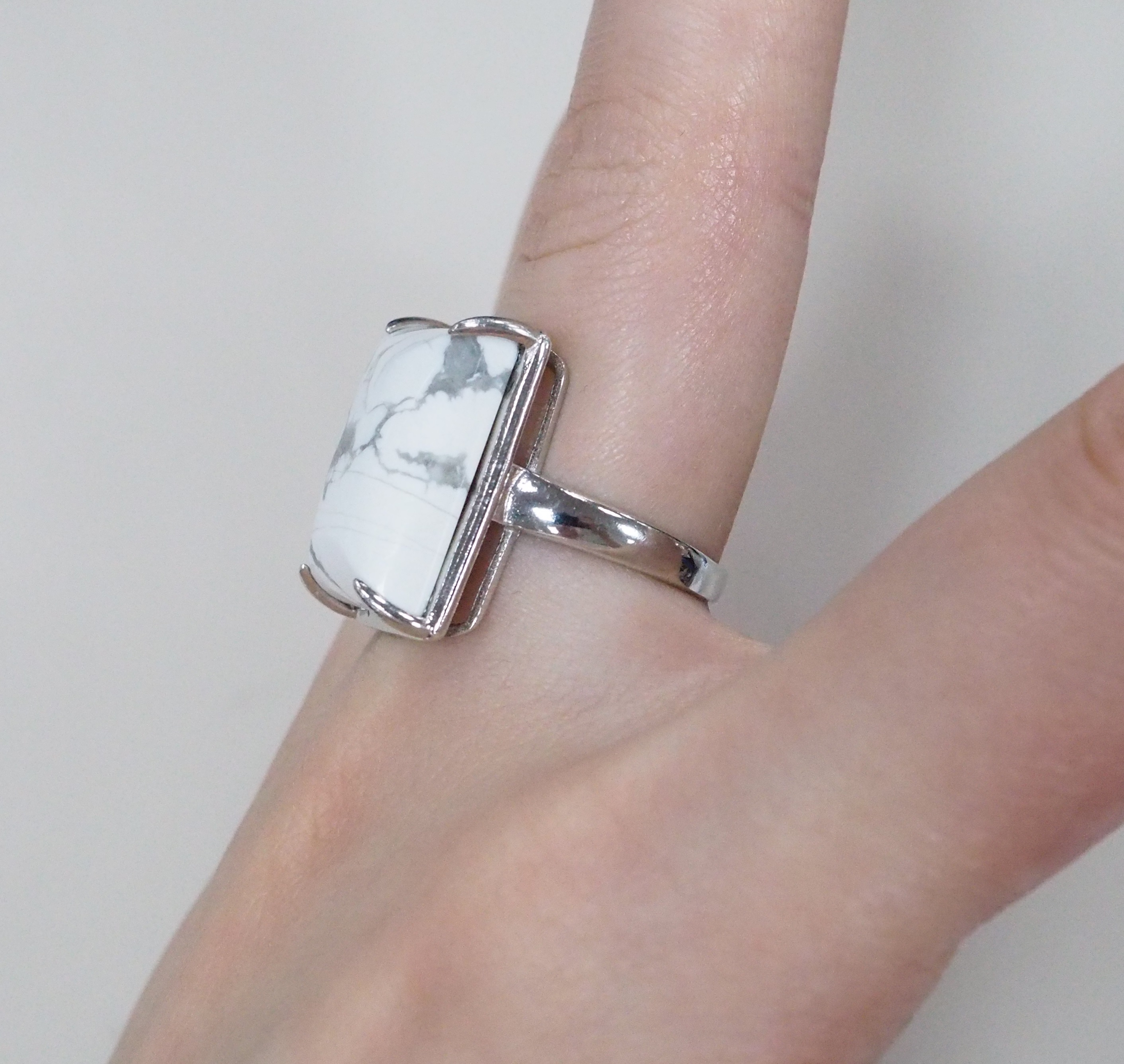 Серебряное кольцо с кахолонгом